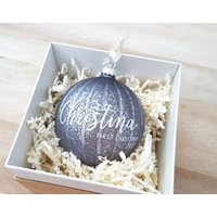 Personalisierte Babys Erste Ornamente Lila Glas 4 "Christbaumkugel Geschenk von TheLetteringStudio