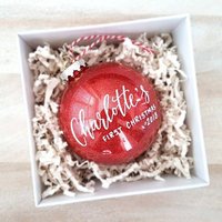 Personalisierte Babys Erste Weihnachtsverzierung Roter Glitzer Kunststoff 4 "Ball von TheLetteringStudio