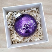Personalisierte Babys Erstes Ornament Lila Glitzer-Geschenk | 4", Kunststoffkugel von TheLetteringStudio