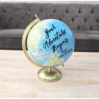 Personalisierte Blaue Abschluss-Weltkugel Kalligraphie-Zitat, Klasse Von 2026 von TheLetteringStudio