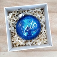 Personalisierte Jungvermählten Weihnachtsverzierung Blaues Glitzer-Geschenk | 4 "Kunststoff von TheLetteringStudio