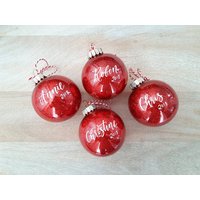 Personalisierte Rote Glitzer-Weihnachtsverzierung Handbeschrifteter Name, Kunststoffkugel | 8, 15 " von TheLetteringStudio