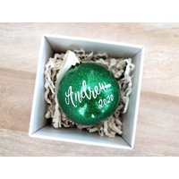 Personalisierte Grüne Glitzer Glas Ornament Handbeschriftet Name | 2, 5 Zoll von TheLetteringStudio
