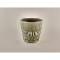Grün Geschnitzter Porzellan Keramik Topf | Kurzer Celadon Sukkulenten Überbau Geschnitzte von TheLevantinePotter