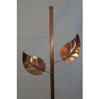 Teller Mit Blütenstengel Und Blättern von TheLittleRedShedLLC