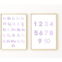 Lila Alphabet Und Zahlen Print, Abc 123 Mädchen, Poster Für Wandkunst, Violett Kinderzimmer Drucke, Lernalphabet, Schlafzimmerdrucke von TheLittleStagDesigns