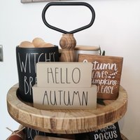 Hallo Herbst, Herbst/Halloween Tiered Tray Decor Saisonale Mini-Bauernhaus-Holzschilder von TheLittleWoodenSign