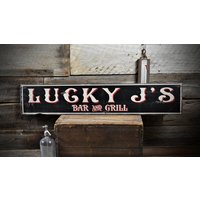 Benutzerdefinierte Bar Und Grill Namensschild, Lucky Person Dekorationen - Rustikale Handgefertigte Holzschild von TheLiztonSignShop