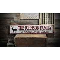 Benutzerdefinierte Familie Lake House Deer Schild - Rustikale Handgemachte Distressed Holzschild Dekorationen von TheLiztonSignShop