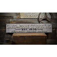 Benutzerdefinierte Schmiede Est Date Studio Schild - Rustikale Handgemachte Dekoration Aus Holz Benutzerdefinierte Schmiede Est Date Studio Schild - Rustikale Handgemachte Dekoration Aus Holz von TheLiztonSignShop