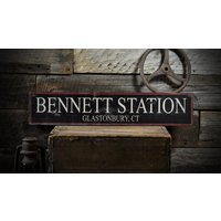 Benutzerdefinierte Train Station City State Schild - Rustikales Handgemachtes Holzschild-Dekor von TheLiztonSignShop