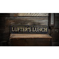 Benutzerdefiniertes Restaurant Est Datum Schild - Rustikale Handgemachte Distressed Holzschild Dekorationen von TheLiztonSignShop