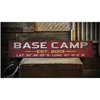 Custom Base Camp Est Date Lat/Long Schild - Rustikale Handgemachte Dekorationen Aus Beunruhigtem Holz von TheLiztonSignShop