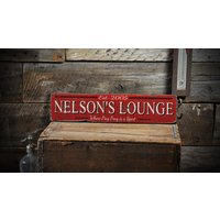 Custom Lounge Est Date Schild - Rustikale Handgefertigte Holzschilddekoration von TheLiztonSignShop