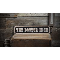 Der Doktor Ist in Zeichen - Rustikale Handgemachte Dekorationen Aus Beunruhigtem Holz von TheLiztonSignShop