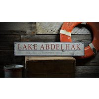 "Was Am See Passiert? "Was Geschieht" - Rustikale Handgemachte Vintage Holzschilddekorationen." von TheLiztonSignShop