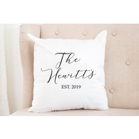Familie Nachname Kissen, Akzent Dekorative Est 2019 Verlobungsgeschenk, Housewarminggeschenk von TheLlamaDesigns