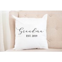 Oma Est. 2025 Neue Kissen Est Geschenk Schwangerschaft Ankündigung Weihnachtsgeschenk Überraschungsgeschenk von TheLlamaDesigns