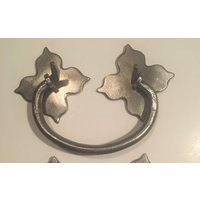 16.-18.jahrhundert Antike Reproduktion Blumen Rückplatten Und Griffe Für Truhen, Truhen Boxen 16.-18.jahrhundert Antike Reproduktion Blumen Rückplatten Und Griffe Für Truhen, Truhen Boxen von TheLockandBoxShoppe