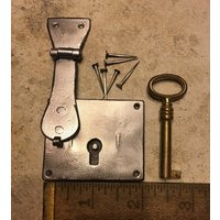 Kleines Antikes Reproduktion Haspe-Schloss | A1 Mit Eisen-Schlüssel Und Eisen-Nägeln von TheLockandBoxShoppe