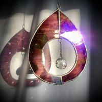 Tropfenförmiger Kristall Glasmalerei Sonnenfänger Regenbogenmacher Lila Irisierend von TheLyonsDenStudio