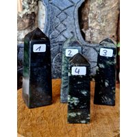 Dschungel Calcit Obelisk Dunkel von TheMagicRunenShop