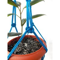 Blaue Blume Topf Makramee Pflanze Aufhänger 20 Zoll 3mm Hängende Pflanzer Fenster Schnur Indoor Oder Outdoor-Dekor Wandbehang Pflanzenhalter von TheMagicalNodules