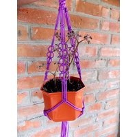 Lila Makramee Pflanze Aufhänger 20 Zoll 3 Mm Pflanzenhalter Mini Hängen Pflanzer Wandbehang Muster Indoor Oder Outdoor-Dekor von TheMagicalNodules