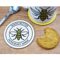 Ehren Manc Runde Untersetzer Mancunian Bee Souvenir Geschenk Pride Haushaltsware Tischdekoration Im Nördlichen Stil Lustiges von TheManchesterShop