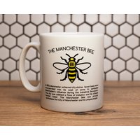 Geschichte Des Manchester Worker Bee Mug - Produziert in Großbritannien Manc Und Proud Mancunian Save The Bees von TheManchesterShop