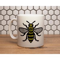 Manchester Mosaic Worker Bienenbecher - Hergestellt in Großbritannien Mancunian Save The Bees Geschenk von TheManchesterShop