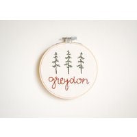 Pine Stickrahmen Bestickt, Kinderzimmer Dekor, Kinderzimmer, Wanddeko, Waldjunge von TheMichiganHeron