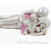 Regenbogen Baby Blessing Skulptur Handgefertigte Gedenkstätte Aus Ton von TheMidnightOrange
