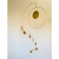 Gold Spiral Hängend Kunst Mobile Für Dekoration Und Meditation Gold Spiral Hängend Kunst Mobile Für Dekoration Und Meditation von TheMindfulMobile