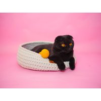 Beige Katzenbett, Waschbares Rundes Gehäkeltes Katzenmöbel, Baumwollkorb, Gestricktes Katzenaccessoires Beige Katzenbett, Waschbares Rundes Gehäkeltes Katzenmöbel, Baumwollkorb, Gestricktes Katzenaccessoires von TheMissCatShop