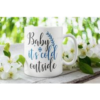 Baby It's Cold Outside Keramik Tasse, Winter Becher, Weihnachtsbecher, Weihnachtsgeschenke von TheMugShopgiftsCo