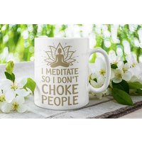 Ich Meditiere, Damit Ich Menschen Nicht Ersticke, Yoga-Liebhaber-Geschenk, Yoga-Typografie, Spirituelle Tasse, Meditationstasse von TheMugShopgiftsCo