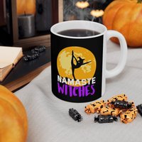 Namaste Hexen, Süße Halloween Tasse, Yoga Hexe, Hexen Becher von TheMugShopgiftsCo