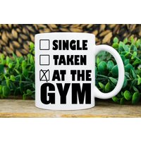 Single -Genommen- in Der Turnhalle - Lustiger Turnbecher, Gym-Liebhaber, Keramik-Kaffeetasse Geschenk Für Bodybuilder von TheMugShopgiftsCo