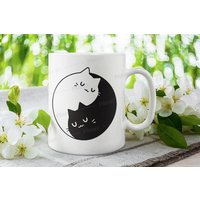 Ying Yang Katze Weiße Tasse, Schwarz Weißes Geschenk, Keramiktasse, Yoga Spirituelle Kaffeetasse von TheMugShopgiftsCo