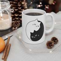 Ying Yang Katze Weiß Becher, Schwarz Weiß Geschenk, Weiße Keramikbecher, Yoga Spirituelle Kaffeebecher von TheMugShopgiftsCo