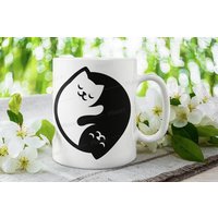 Ying Yang Katze Weiße Tasse, Schwarz Weißes Geschenk, Keramiktasse, Yoga Spirituelle Kaffeetasse von TheMugShopgiftsCo