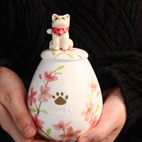 Benutzerdefinierte Kirschblüten-Haustier-Urne Keramikkatzen-Memorial-Glas Sakura-Blumen-Handgemalte Personalisierte Andenkenfigurine von TheNestKreationen