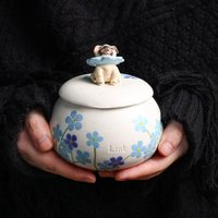 Vergissmeinnicht Haustier Urne Benutzerdefinierte Blaue Blume Hund Personalisierte Keramik Für Asche Handbemalte Einzigartige Handbemalt Katzenglas von TheNestKreationen