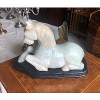 Pferd Stallion Statue - Grüne Marmor Vintage Pferd Statue Ruht Pose Auf Einem Holzständer von TheOldCuriousitFinds
