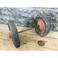 2 Vintage Metall Baby Buggy Räder Pedal Auto Gartenwagen Kürbiswagen A37 von TheOldGrainery