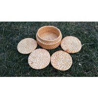 Tasse Halter/Pads Aus Stroh Set Von 4 Und Ein Heißes Pad Küchendekoration Geschenk Für Sie Runde Deckchen Tischdekoration Doily Set Tasse Halter/Pads Aus Stroh Set Von 4 Und Ein Heißes Pad Küchendekoration Geschenk Für Sie Runde Deckchen Tischdekoration Doily Set von TheOldTimeTreasures
