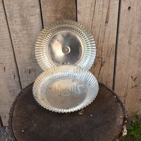 Zwei Kuchen Tablett/Vintage Alte Metall /Baking Teller Servierschale Pfanne Küchenplatte Kochtablett von TheOldTimeTreasures