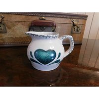 Süßes Kleines Sahnekännchen Im Landhausstil Mit Smaragdgrünem Herz #festiveetsyfinds Süßes Kleines Sahnekännchen Im Landhausstil Mit Smaragdgrünem Herz #festiveetsyfinds von TheOldeCrowCottage