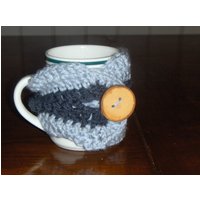Von Wald Und Himmel - Handgemachte Gehäkelte Kaffeewärmer Mit Astknopf. Geschenk Für Oder Ihn #festiveetsyfinds Von Wald Und Himmel - Handgemachte Gehäkelte Kaffeewärmer Mit Astknopf. Geschenk Für Oder Ihn #festiveetsyfinds von TheOldeCrowCottage